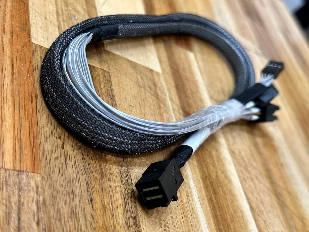 Cáp Mini SAS to 4 port SATA ( Phụ Kiện WorkStation )